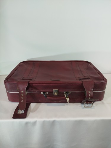 Valise vintage avec éléments