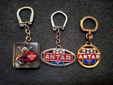 LOT DE 3 ANCIENS PORTE CLES /STATION ANTAR vintage.