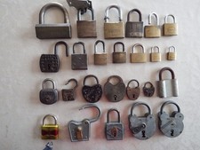 Lot de 25 Anciens Cadenas sans