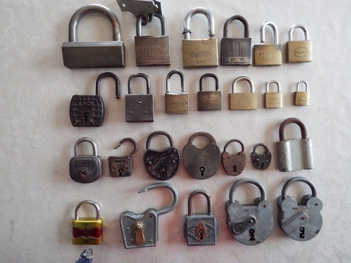 Lot anciens cadenas sans - 25,