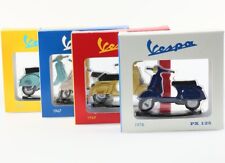 Lot de 4 reproductions de scooters Vespa en 2D - collection auto moto vintage