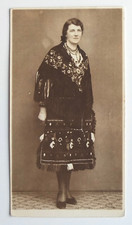 Femme tenue traditionelle