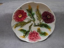 Belle Assiette Ancienne en Barbotine Florale couleurs chatoyantes