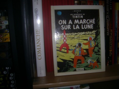 Tintin marche sur la - -,