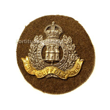 Cap badge : The Suffolk Regiment - BRITISH ARMY ( matériel original )