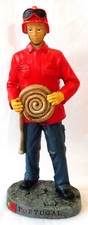 STATUETTE Sapeurs pompiers - PORTUGAL POMPIER AVEC LANCE RESINE 14.5 cm H N° 300