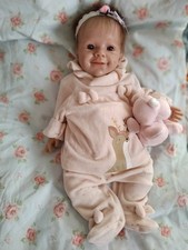 bébé reborn souriante