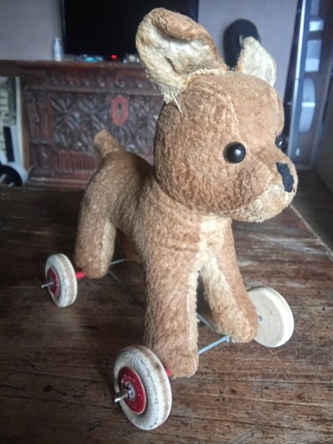 Peluche ancienne sur roues - , à