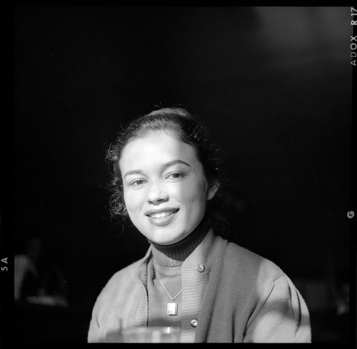 Portrait jeune femme - -, 7