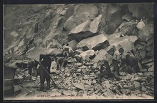 Old postcard Quenast, Fabrication des pavés 