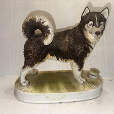 Alaskan Malamute 1977 6.5”x 5.5”x2.5” Lionstone Sculptured Porcelain Figurine