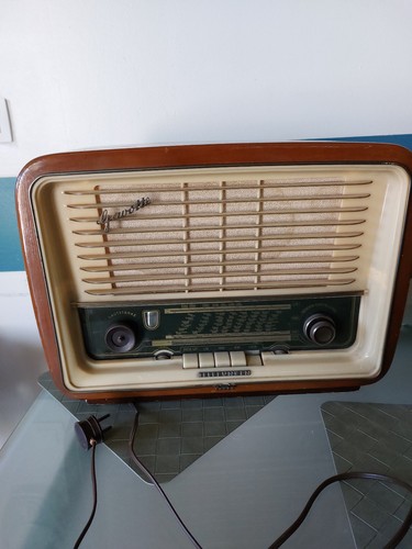 Tres belle ancienne radio - belle,