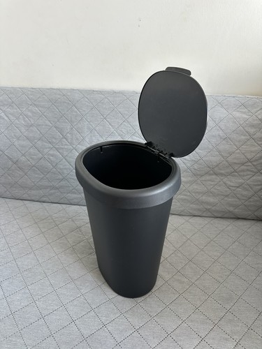 Poubelle noire avec couvercle