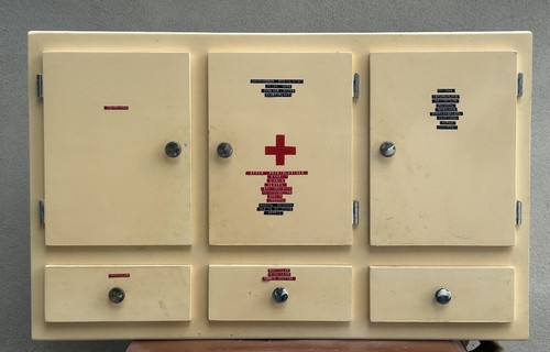 Armoire pharmacie vintage - pharmacie,