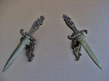 Rare modèle de deux patères , embrasse ou porte fusil ancien en bronze numéroté