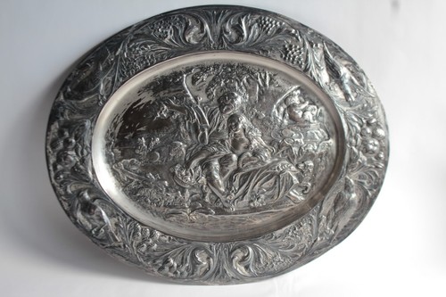 Plat métal argenté repoussé