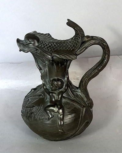 Ancien pichet étain poisson