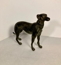 Belle sculpture en bronze à patine verte. « Chien ». Milieu XXème siècle.