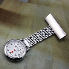 Infirmière médecin montre