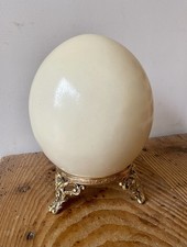 Œuf d’autruche sur support