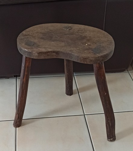 Tabouret brutaliste tripode - , en