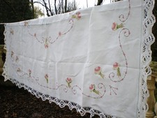 une nappe blanche vintage  brodée et crochetée a la main et machine 185X143cm