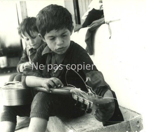 Enfant gitan avec sa - un,