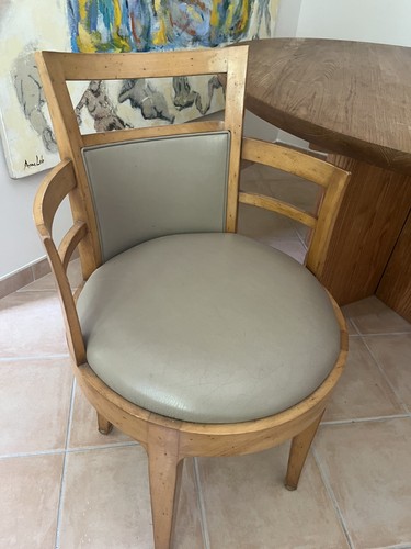Chaises rondes identiques en - identiques,