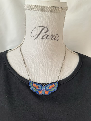 Collier pendentif papillon