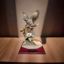 oiseau en porcelaine signée