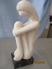 Statue moderne en pierre sur