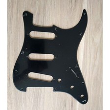 Pickguard noir 1 ply 11trous pour Stratocaster post 72, pots 1cm