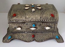 Coffret à bijoux oriental avec cabochons os, turquoise & corail rouge