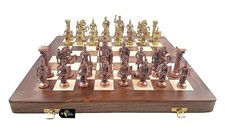 Jeu d'échecs avec pièces sculptées en laiton dans des pièces d'échecs de luxe...