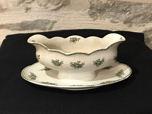 Ancienne saucière sur