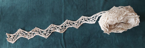 Dentelle ancienne entre - , deux