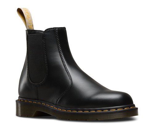 Martens enfiler bottes - à,