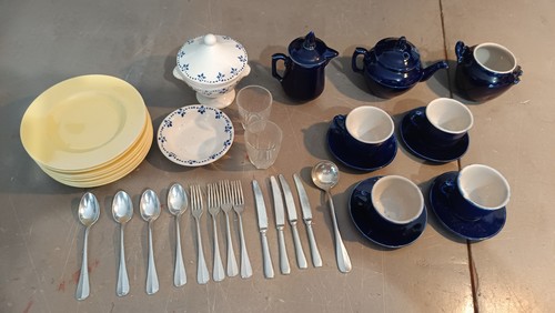 Dinette ancienne dont faience