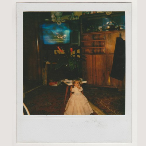 Poupée polaroid dans salon - le,