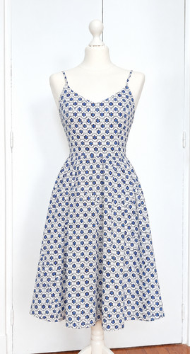 Molly bracken robe pin - robe, à