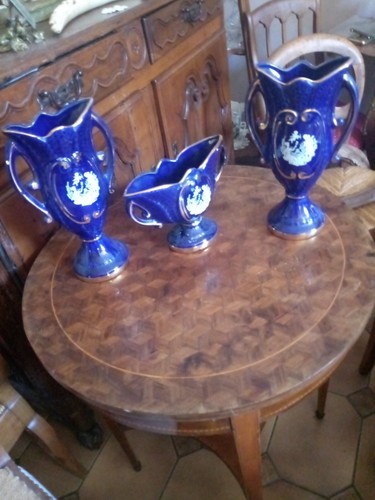 Une garniture cheminee en - garniture,
