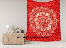 Tenture Murale En Rouge Et Or