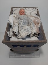 Ancien poupon dans son berceau