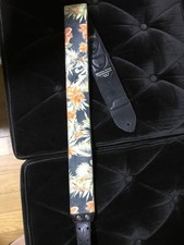 lumière sur sangle de guitare taylor B247