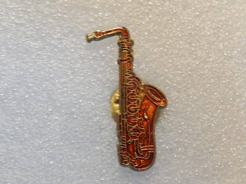 Pin saxophone - -,