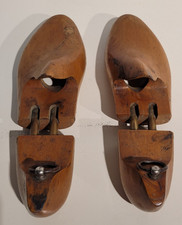 paire d'anciens  embauchoirs