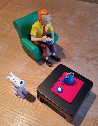 Tintin figurine prenant the - figurine,