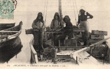 Old postcard 33 - ARCACHON (Gironde) - 103. Oyster Dismantling Barge