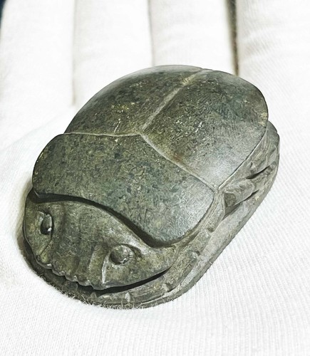 Scarabée égyptien sculpté