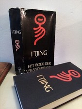 LIVRE "I TJING" en Néerlandais "Het boek der Veranderingen" 1982  année 1912 TBE